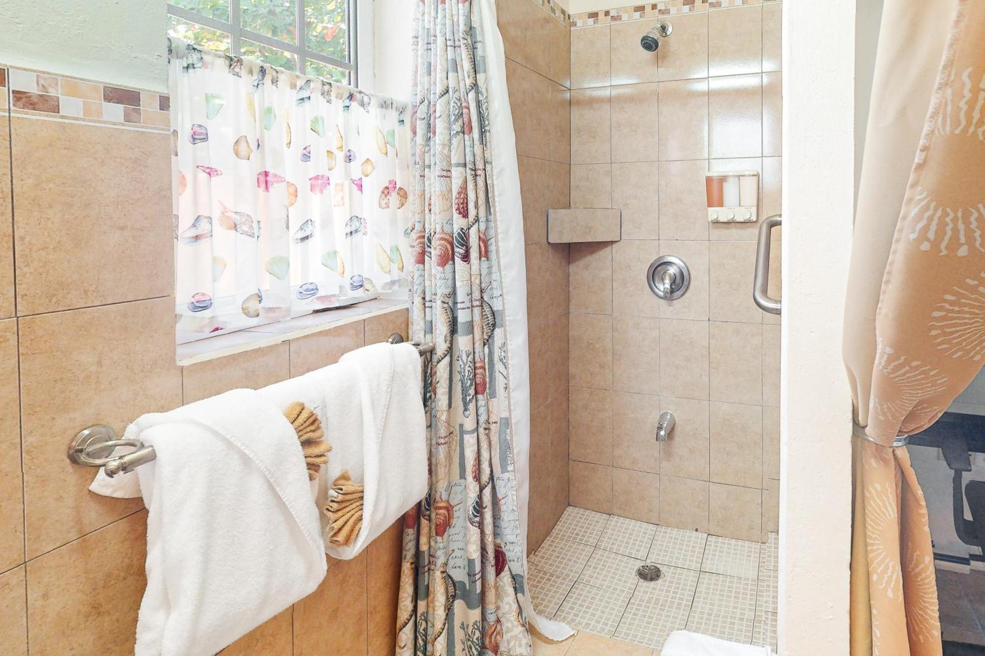 Hummingbird Home Suites San Pedro  Rum bild