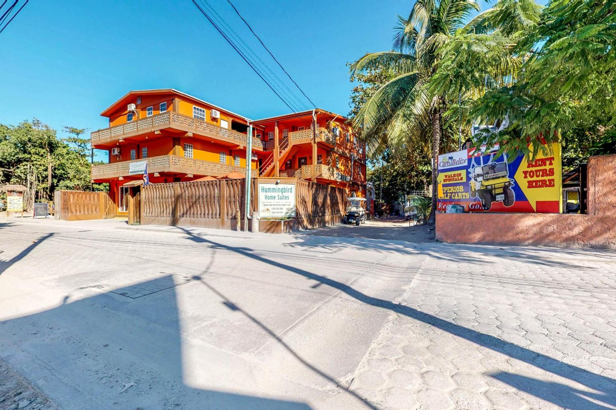 Hummingbird Home Suites San Pedro  Rum bild